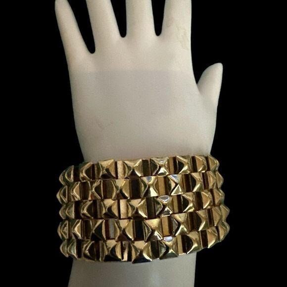 Vintage goldtone metal pyramid cuff bracelet elegant sophisticated - Picture 5 of 11